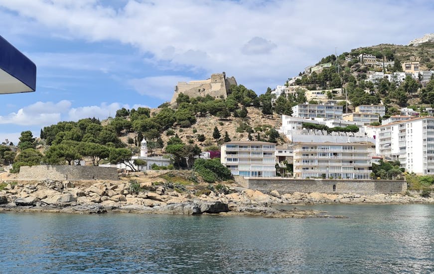 Catamarantocht van Roses naar Cala Joncols met toeristische attracties.
