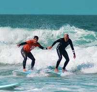 Ein Junge lernt das Surfen während des Surfkurs in Lacanau mit Abholung mit Hurley Surf Club Lacanau.