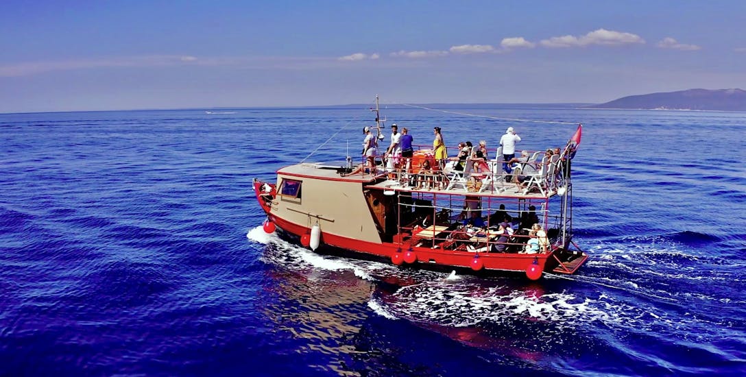 La barca usata da Argo Boat Excursion Cres naviga durante la Gita in barca da Cherso alla Grotta Blu con pranzo e open bar.