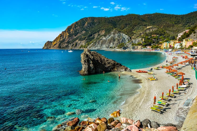 Ein Strand mit klarem Wasser während der Bootstour nach Porto Venere & Cinque Terre mit Schnorcheln