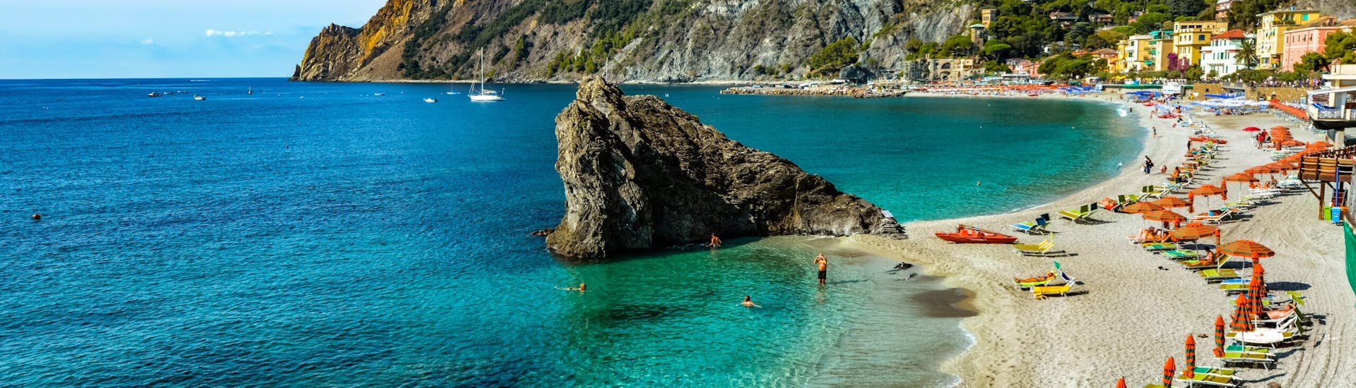 Ein Strand mit klarem Wasser während der Bootstour nach Porto Venere & Cinque Terre mit Schnorcheln