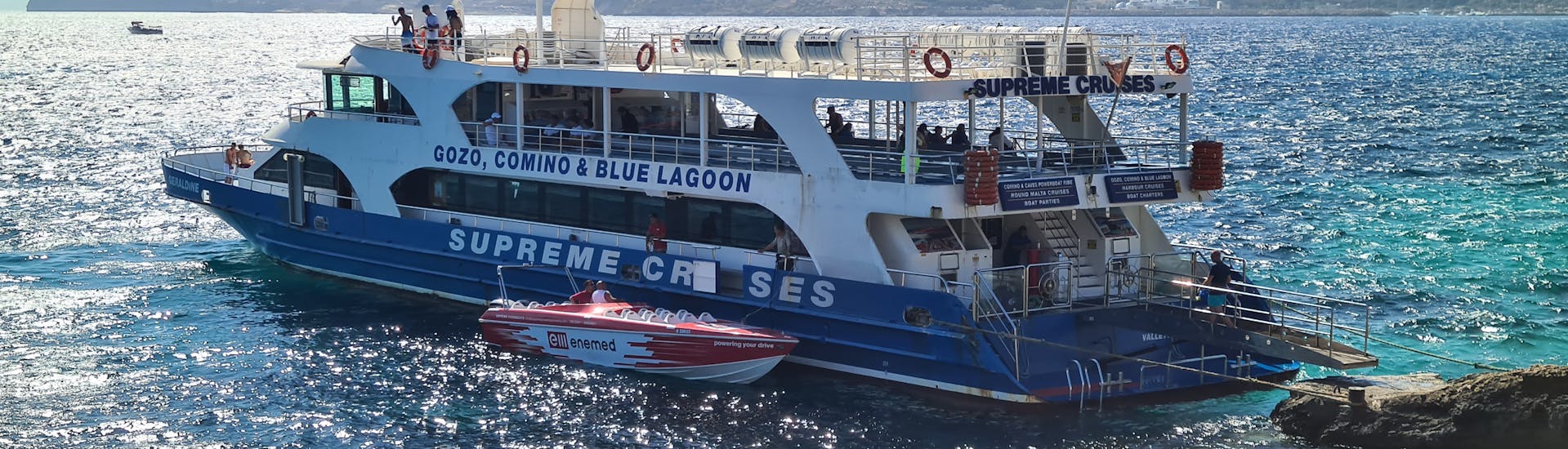 Vista del barco de Supreme Travel durante la excursión en barco por Gozo, Comino y Blue Lagoon con parada para nadar.