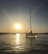 Puesta del sol, que admirarás con Katayak Menorca, durante el paseo privado en catamarán desde Fornells por el norte de Menorca con barra libre durante el atardecer.