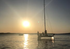 Puesta del sol, que admirarás con Katayak Menorca, durante el paseo privado en catamarán desde Fornells por el norte de Menorca con barra libre durante el atardecer.