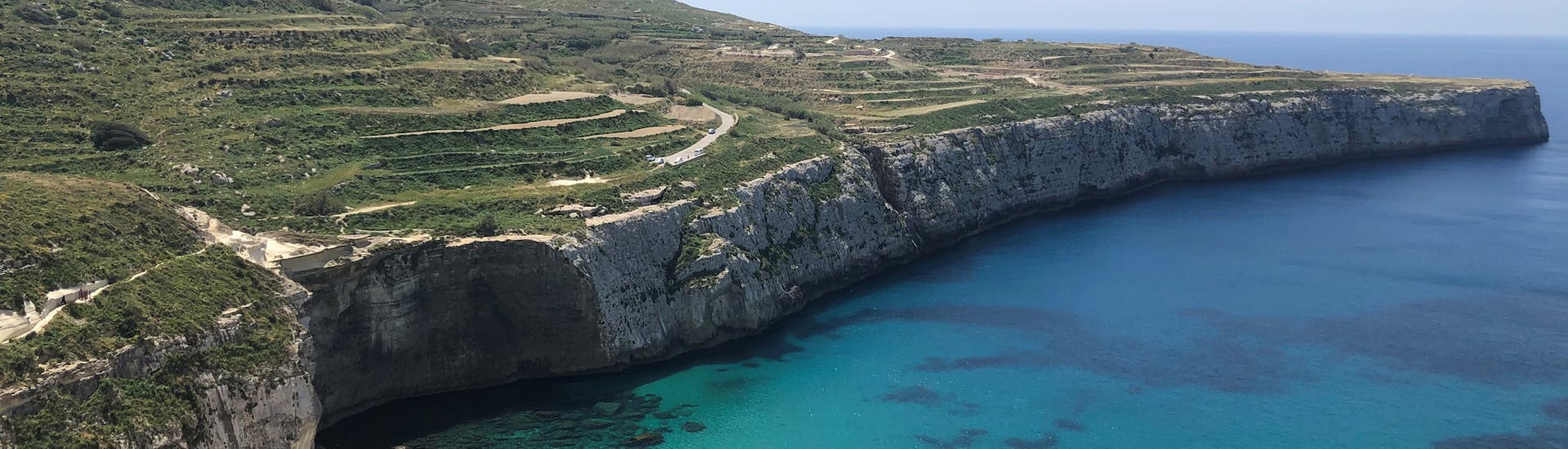 Vista di Comino durante la Gita in barca a Comino e alla Laguna Blu con sosta per nuotare e fare snorkeling con Supreme Travel Malta