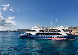 Vue sur le bateau durant l'excursion en bateau à Comino et Lagon Bleu avec arrêt Baignade et Snorkeling avec Supreme Travel Malta.