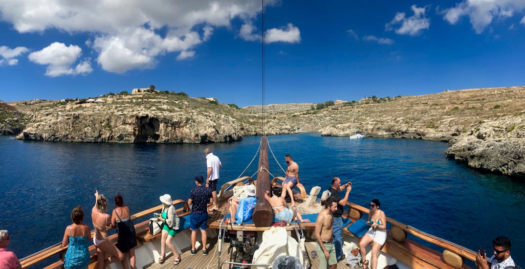 Uitzicht vanaf de boot tijdens de boottocht langs de kustlijn van Malta naar Comino met zwemstop van Supreme Travel Malta.