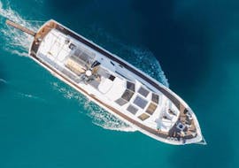 Vista aerea della bellissima imbarcazione utilizzata per la Gita in barca da Poros a Itaca con snorkeling con Valsamis Cruises Kefalonia.