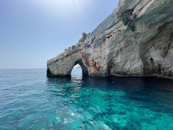 Uitzicht op de prachtige Blauwe Grotten tijdens de boottocht van Poros naar Zakynthos met snorkelen van Valsamis Cruises Kefalonia.