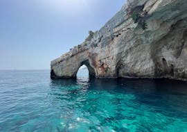 Vista delle splendide grotte blu osservate durante la gita in barca da Poros a Zante con snorkeling di Valsamis Cruises Kefalonia.