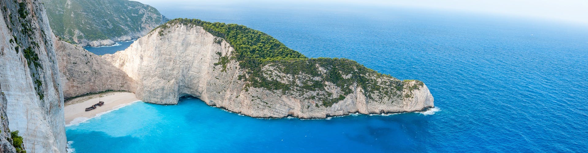 Immagine suggestiva del panorama osservato durante la gita in barca da Poros a Zante con snorkeling con Valsamis Cruises.
