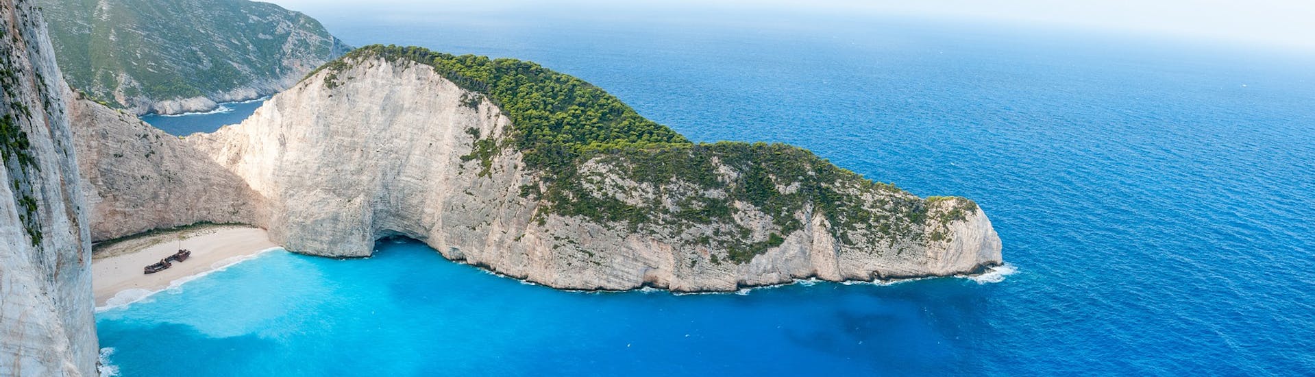 Mesmerizing Bild des Panoramas beobachtet während der Bootsfahrt von Poros nach Zakynthos mit Schnorcheln mit Valsamis Cruises.