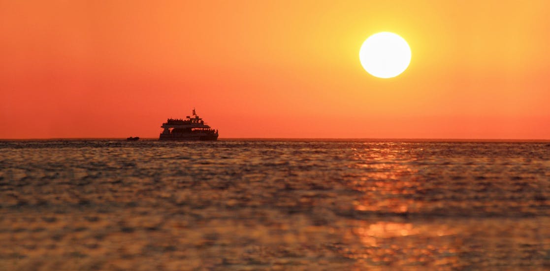 Balade en catamaran au coucher de soleil à Cala Bassa & Cala Conta avec Snorkeling