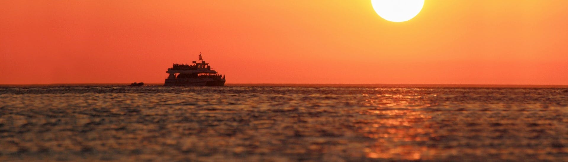 Gita in catamarano al tramonto a Cala Bassa e Cala Conta con snorkeling con Capitan Nemo Ibiza.