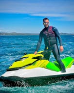 Un hombre durante una excursión en moto de agua desde Tarragona hasta cala Fonda y cala La Mora con See the Sea Jetski Tarragona.