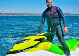 Un hombre durante una excursión en moto de agua desde Tarragona hasta cala Fonda y cala La Mora con See the Sea Jetski Tarragona.