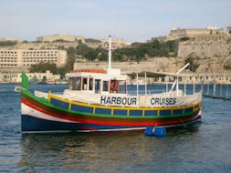 Das Boot verlässt den Hafen während der Bootstour von Sliema rund um die zwei Häfen und ihre Buchten mit Supreme Travel Malta