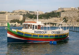 Das Boot verlässt den Hafen während der Bootstour von Sliema rund um die zwei Häfen und ihre Buchten mit Supreme Travel Malta