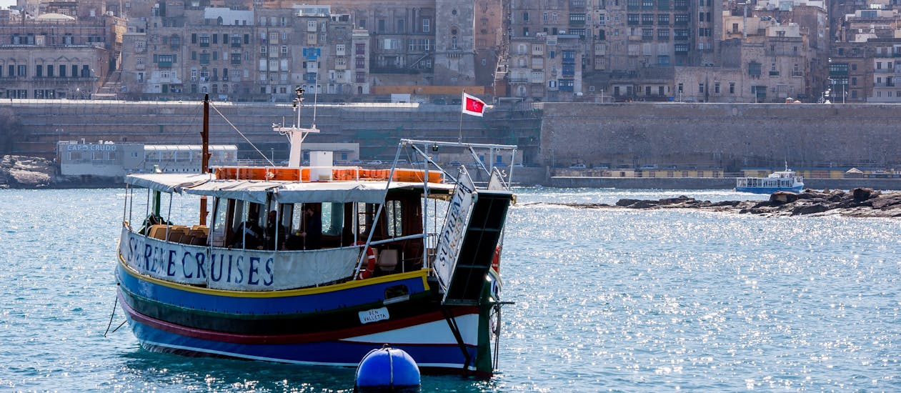 Boot van Supreme Travel tijdens de boottocht vanuit Sliema rond twee havens en hun baaien.