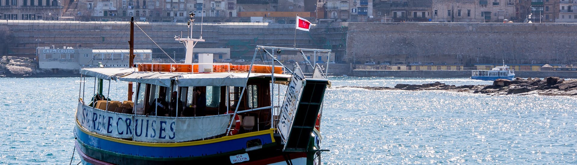Bateau de Supreme Travel durant l'excursion en bateau depuis Sliema autour de deux Ports et leurs Criques avec Supreme Travel.