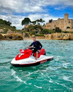 Moto de agua haciendo círculos durante una excursión en moto de agua desde Tarragona hasta cala Fonda y Castell de Tamarit con See the Sea Jetski Tarragona.