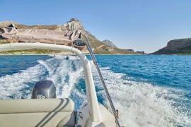 Notre bateau pendant l'excursion en bateau privé de Falasarna à la lagune de Balos et Gramvousa depuis Falasarna Activités en Crète.