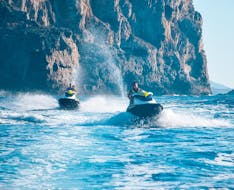Un couple profitant de notre safari en jet ski à Falasarna vers la lagune de Balos et Gramvousa depuis Falasarna Activités en Crète.