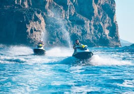 Un couple profitant de notre safari en jet ski à Falasarna vers la lagune de Balos et Gramvousa depuis Falasarna Activités en Crète.