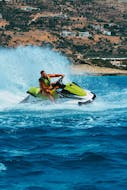 Des personnes profitent de notre location de jet ski à Falasarna depuis Falassarna Activities Crete.