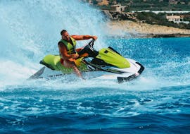 Alcune persone si divertono con il nostro Noleggio moto d'acqua a Falasarna con Falassarna Activities Crete.