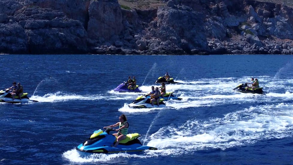 Algunas personas utilizando nuestro alquiler de motos acuáticas en Falasarna con Falassarna Activities Crete.