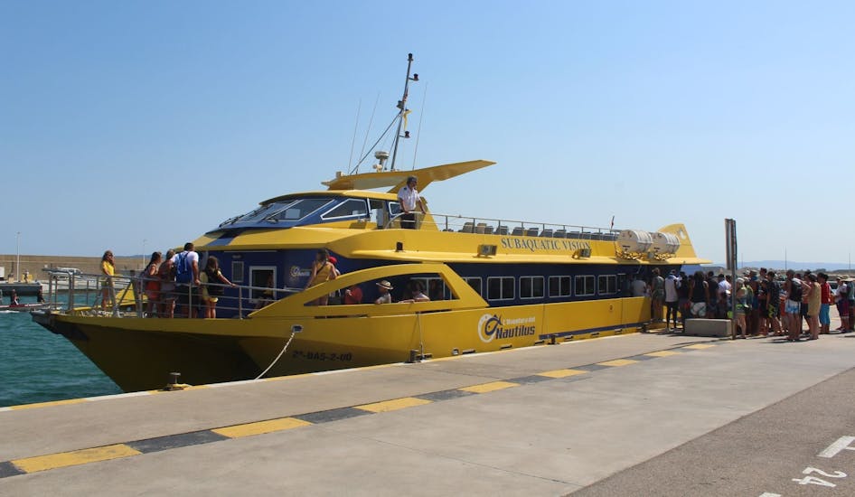 L'imbarcazione utilizzata durante la gita in autobus e barca lungo la Costa Brava fino a Estartit, Isole Medes ed Empúries con Barcelona Holiday.