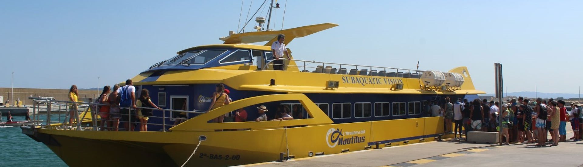 El barco utilizado durante el viaje en autobús y barco por la Costa Brava hasta Estartit, Islas Medas y Empúries.