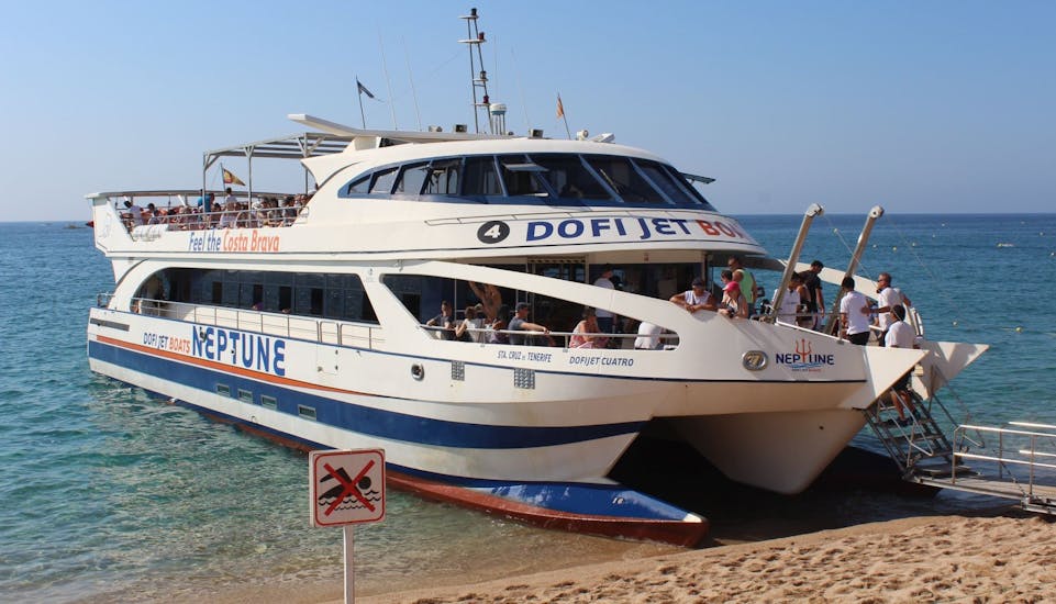 L'imbarcazione utilizzata durante la gita in autobus e barca lungo la Costa Brava a Lloret de Mar e Tossa de Mar con Barcelona Holiday.