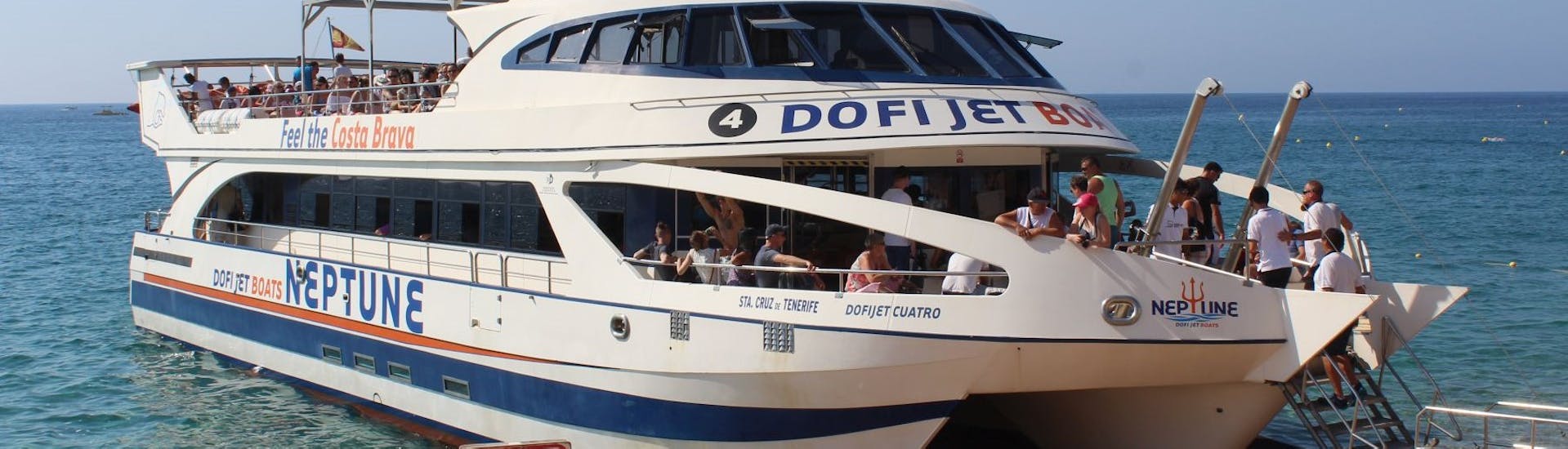 El barco utilizado durante el Bus & Boat Trip por la Costa Brava hasta Lloret de Mar & Tossa de Mar.