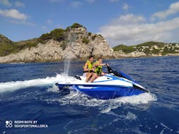 Gente haciendo un Jet Ski Safari desde Cala d'Or al Parque Natural de Mondragó y Es Fortí con Natación de Sea Sports Mallorca.
