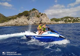 Gente haciendo un Jet Ski Safari desde Cala d'Or al Parque Natural de Mondragó y Es Fortí con Natación de Sea Sports Mallorca.