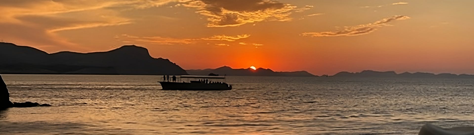 Die SOnne geht über dem Meer unter während der Bootstour bei Sonnenuntergang ab Cala Ratjada mit Jazzmusik und Delfinbeobachtung.