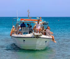 Le persone si divertono durante il giro in barca con fondo di vetro alle grotte con sosta per nuotare nella baia di Navarone da Lindos Glas Bottom Cruise Melani.