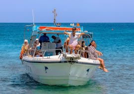 Le persone si divertono durante il giro in barca con fondo di vetro alle grotte con sosta per nuotare nella baia di Navarone da Lindos Glas Bottom Cruise Melani.