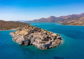 Vista di un villaggio che potete visitare durante laGita in barca a Spinalonga e Agios Nikolaos con barbecue e bagno a Kolokytha con Cretan Odyssey.