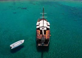 Balade en bateau pirate avec Déjeuner & Baignade sur l'île de Koufonisi avec Cretan Odyssey.