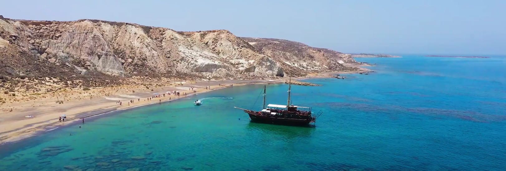 Vista di una spiaggia che potete visitare durante la Gita in barca dei pirati con pranzo e bagno sull'isola di Koufonisi Cretan Odyssey.