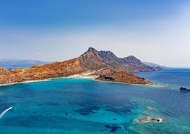 Vista de una playa que puede visitar durante la excursión en barco a la península de Gramvousa y la laguna de Balos con almuerzo y baño de Cretan Odyssey.