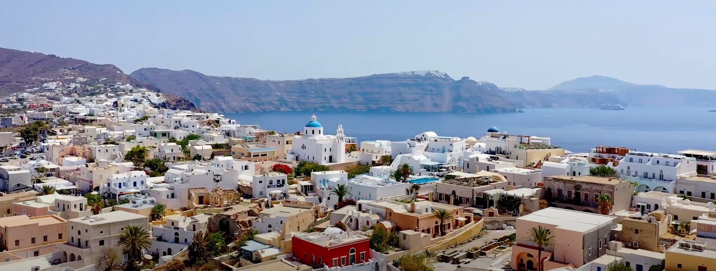 Landscape of Santorini, that you can explore with the Full-Day Boat Trip to Santorini Island from Heraklion with Swimming.