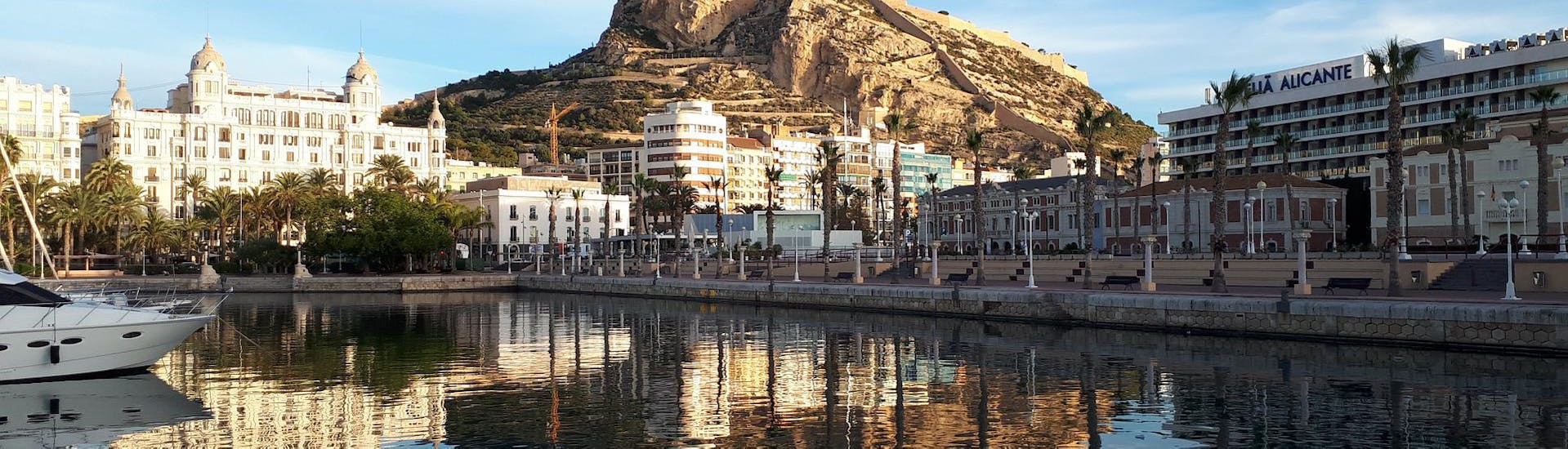 Una de las vistas que puede ver durante un alquiler de barco en Alicante (hasta 7 personas) con licencia con Samba Boats Alicante.