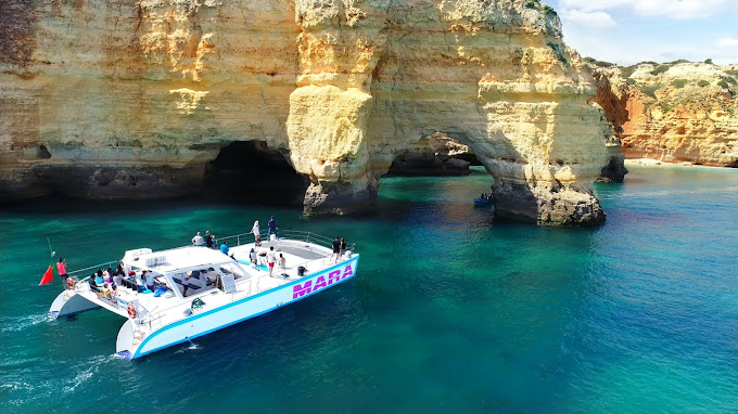 Paseo en catamarán privado a Benagil con Algarve Charters.