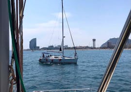 The sailing boat from Sailing Experience Barcelona is navigating during the Sailing Boat Trip in Barcelona with Brunch or Apéritif.
