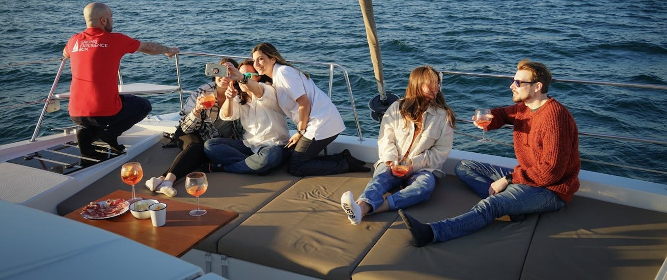 Delle persone si divertono durante il Giro in barca a vela a Barcellona con brunch o aperitivo con Sailing Experience Barcelona.
