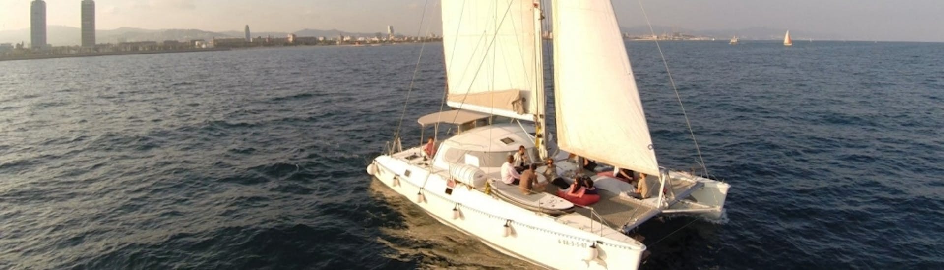 Giro in barca a vela a Barcellona al tramonto con aperitivo.